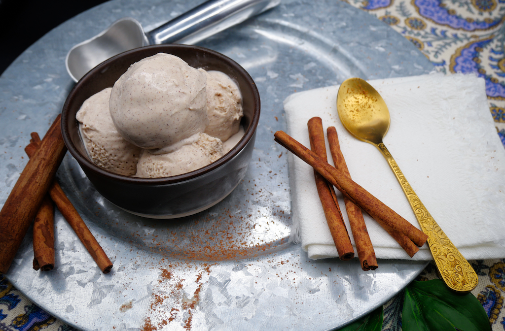 Cinnamon ice cream with cinnamon sticks